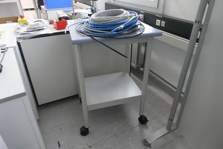 Rolltisch ohne Inhalt